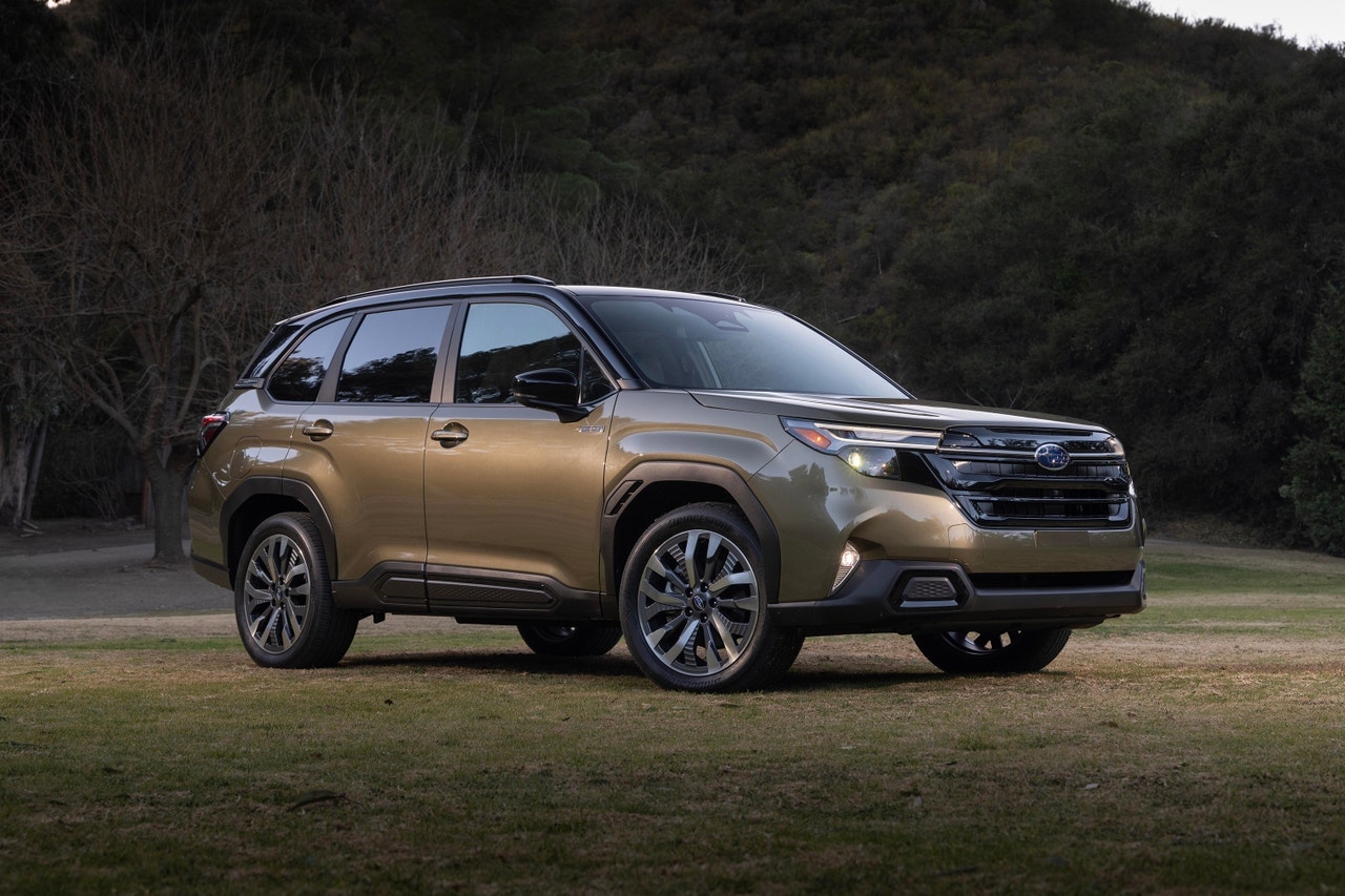 2025 Subaru Forester Hybrid front 3/4