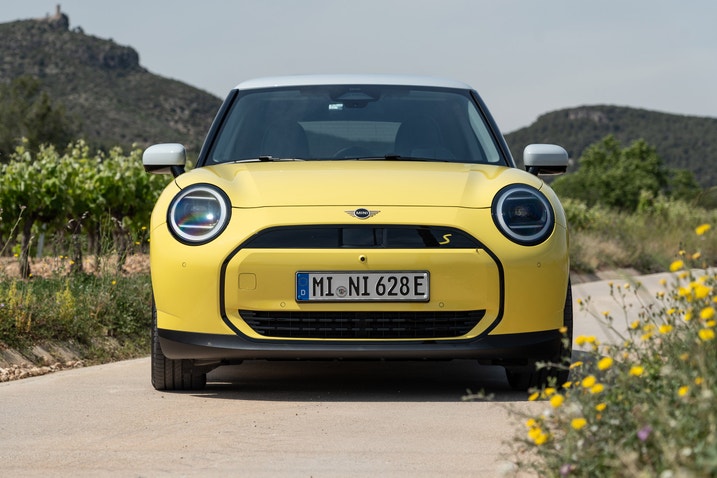 2025 Mini Cooper SE front