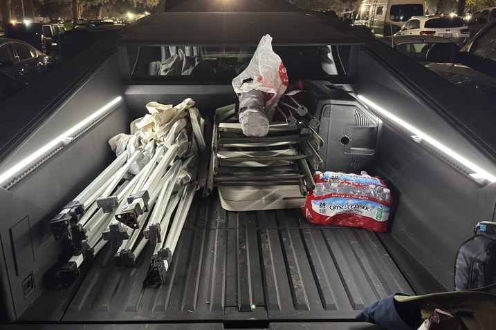 Tesla Cybertruck Tailgate test