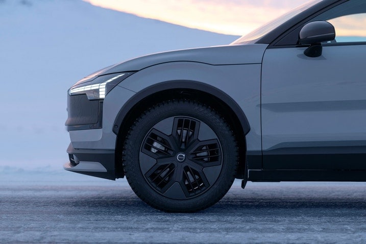 2026 Volvo EX30 Cross Country wheel