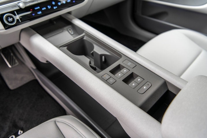 2023 Hyundai Ioniq 6 center console