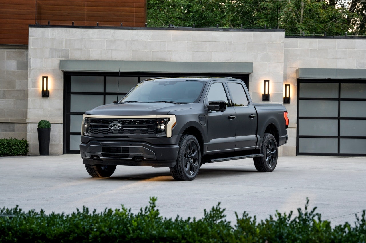 2024 Ford F-150 Lightning Platinum Black front