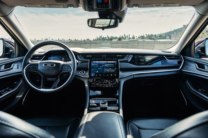 2023 Jeep Grand Cherokee interior