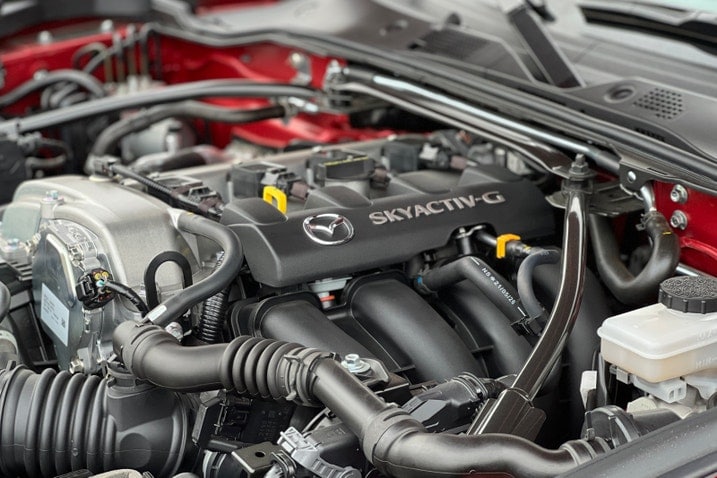 Ruang mesin Mazda Miata 2022