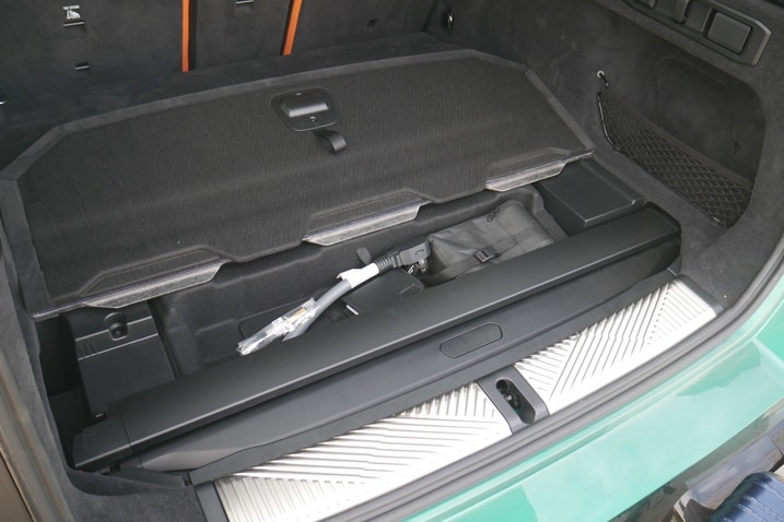 BMW M5 Touring cargo cover stored under the floor