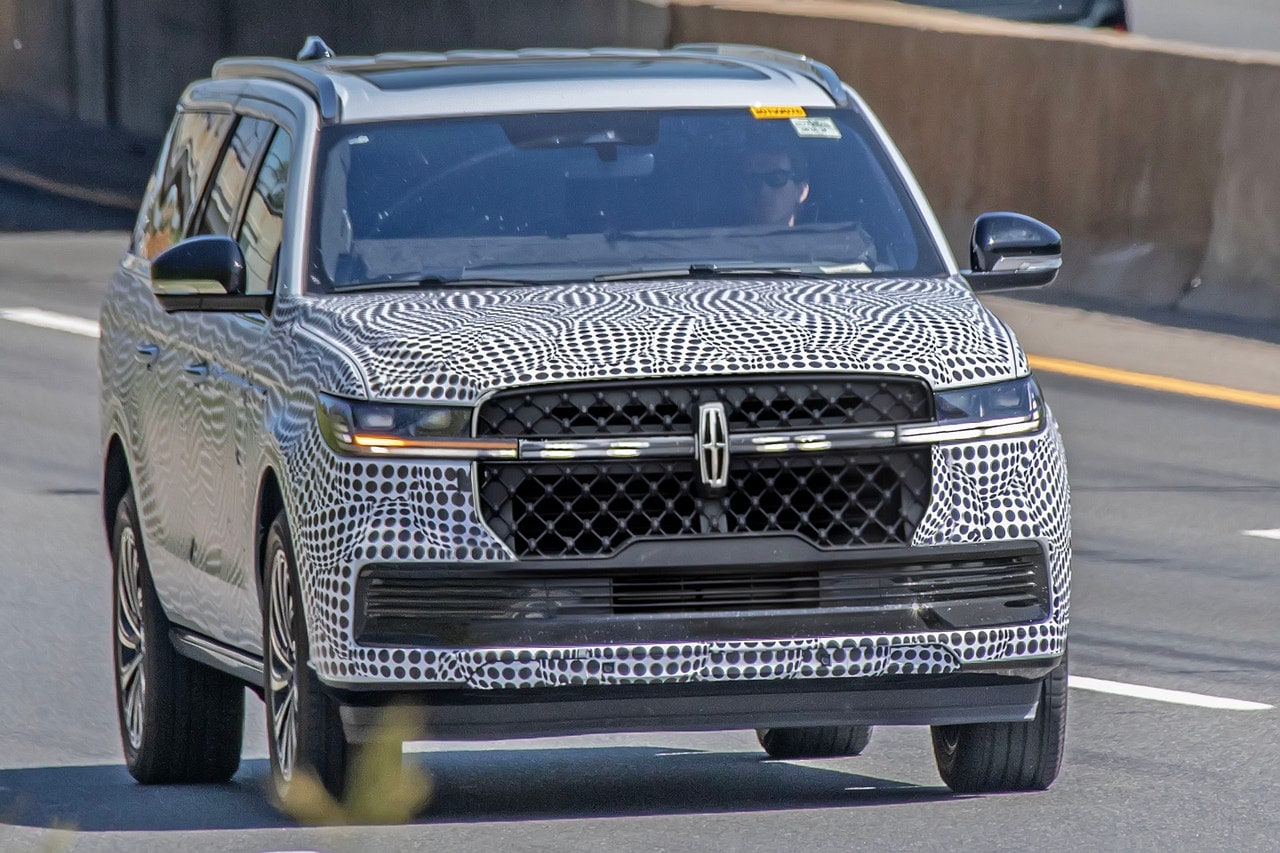 2025 Lincoln Navigator Spied With a Fancy New Face