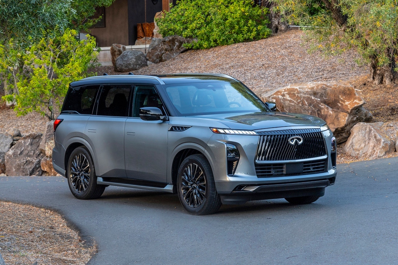 2025 Infiniti QX80 front 3/4