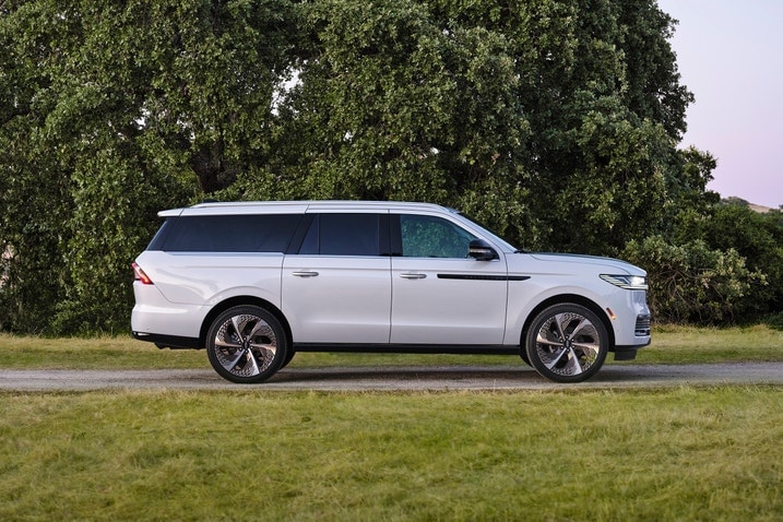 2025 Lincoln Navigator profile