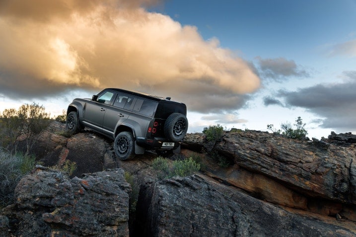2025 Land Rover Defender Octa off road