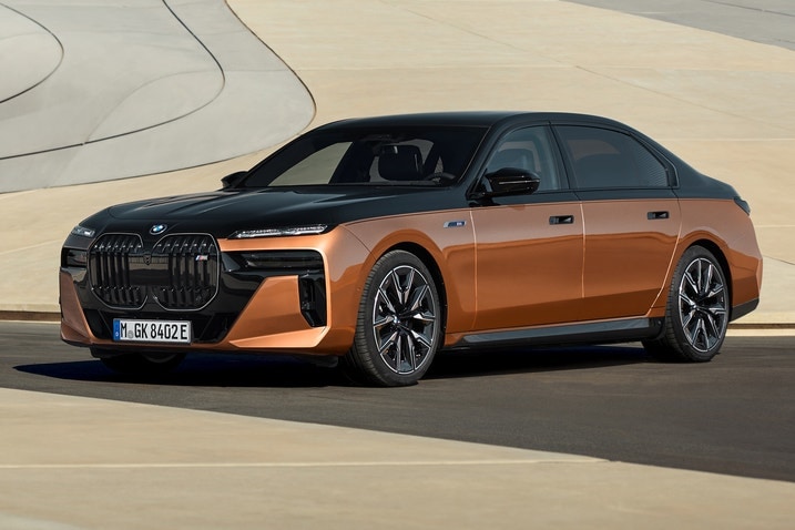 2024 BMW i7 M70 front three-quarters static