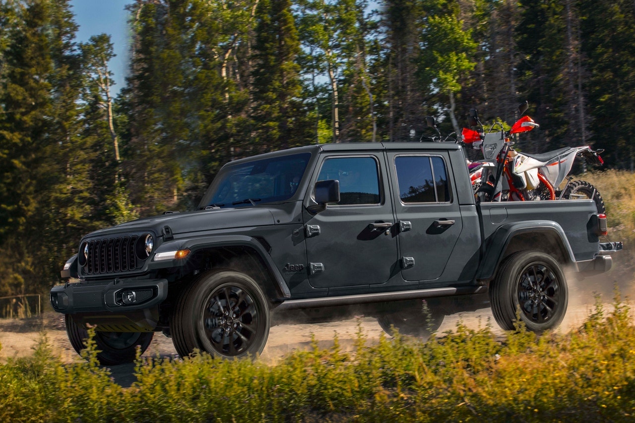 2024 Jeep Gladiator Nighthawk front