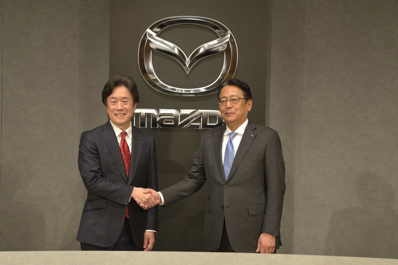 Masahiro Moro and Akira Marumoto shaking hands