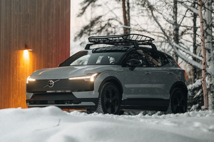 2026 Volvo EX30 Cross Country front 3/4
