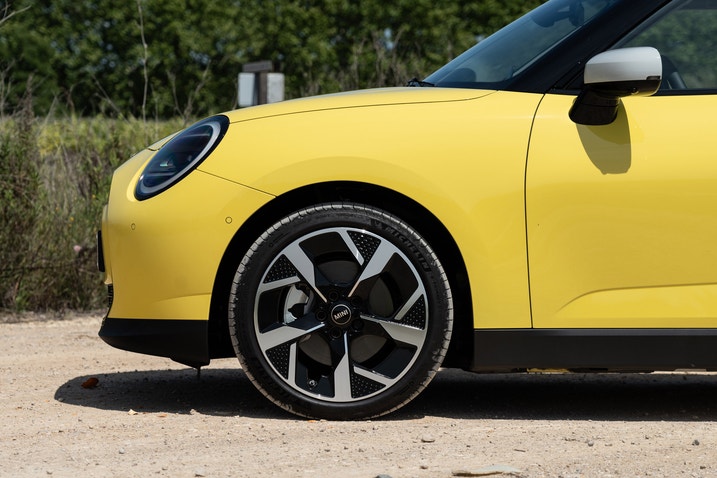 2025 Mini Cooper SE wheel