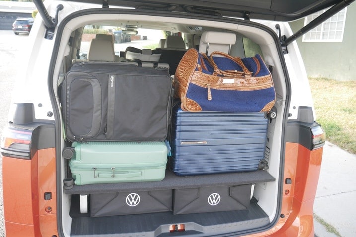 Six suitcases behind the ID. Buzz third row with the cargo platform in place