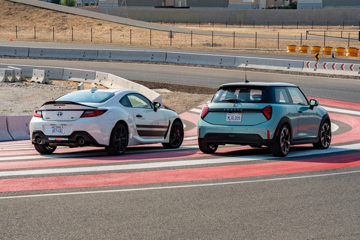 Toyota GR86 vs. Mini Cooper S rear 3/4