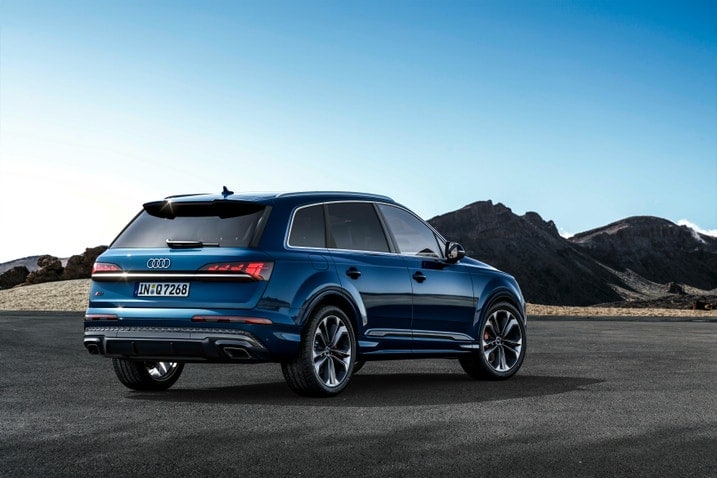 2024_Audi_Q7_rear_3-4_mountains.jpg