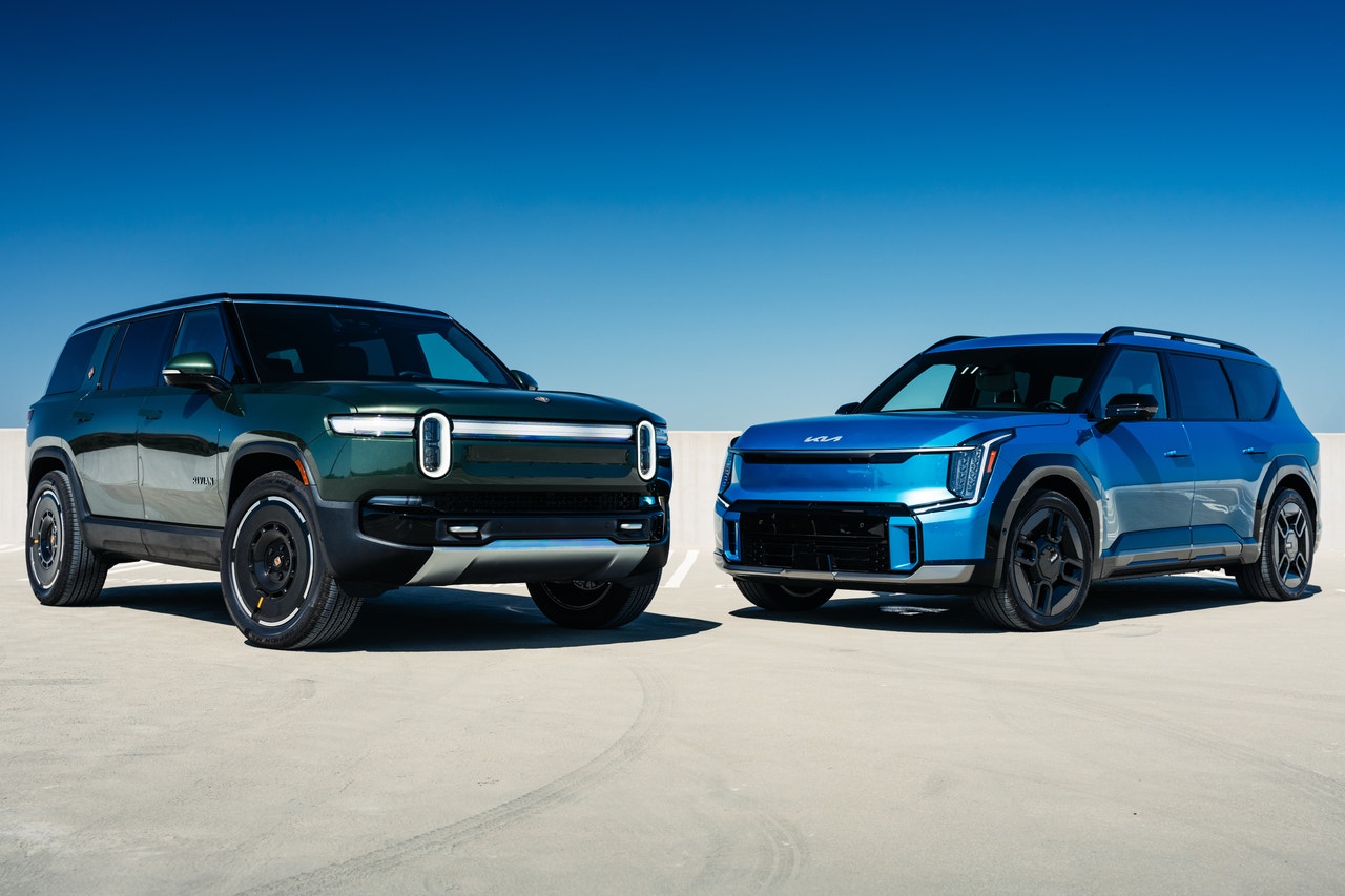 2025 Rivian R1S and 2024 Kia EV9 groupshot