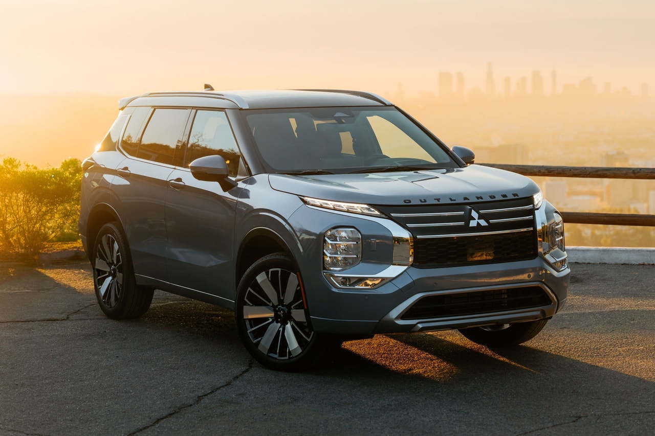 2025 Mitsubishi Outlander front 3/4