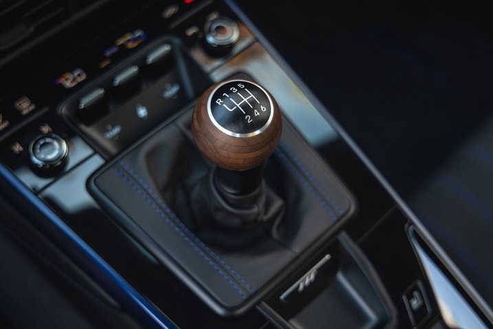 2025 Porsche 911 Carrera T gear shift