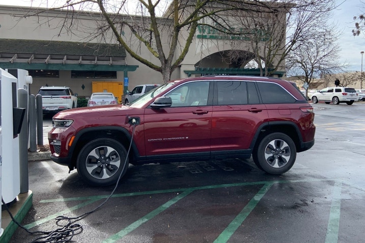 2023 Jeep Grand Cherokee 4xe charging