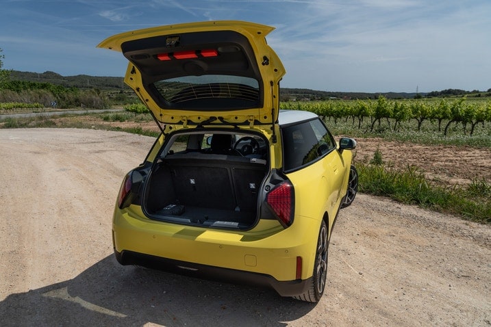 2025 Mini Cooper SE trunk