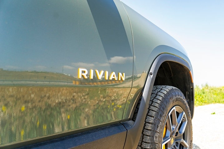 2022_rivian_r1t_badge_carnews.jpg