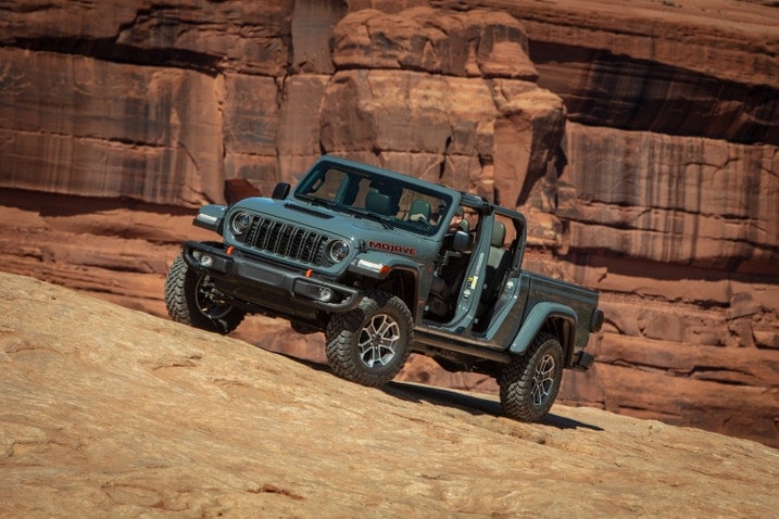 2024_Jeep_Gladiator_Exterior_Front_34.jpg