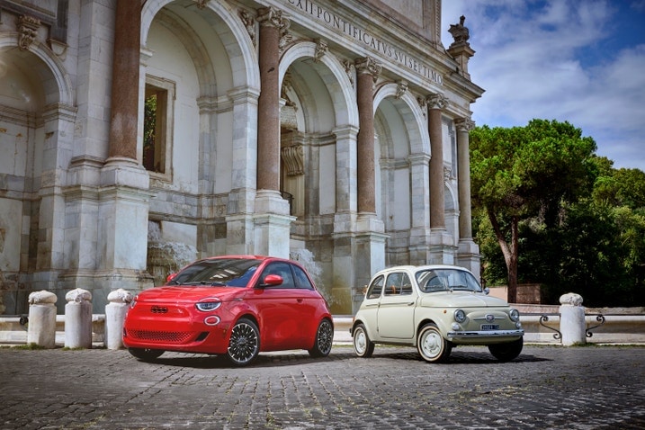 New 2024 Fiat 500e and classic Fiat 500 front