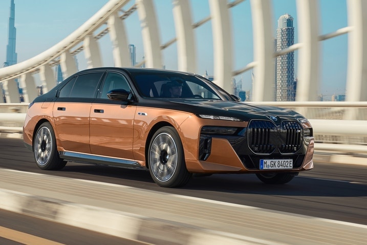 2024 BMW i7 M70 front three-quarters view