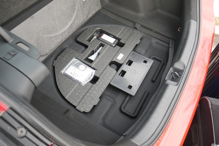 The area beneath the floor in the Honda Civic Hatchback hybrid