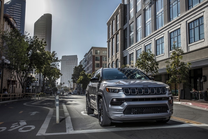 2023 Jeep Compass depan keras