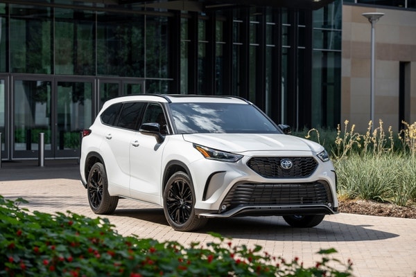 2025 Toyota Highlander Costs Over $40,000, But Hybrids Get AWD
