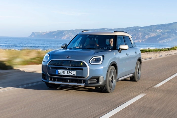 2025 Mini Countryman SE front three-quarter