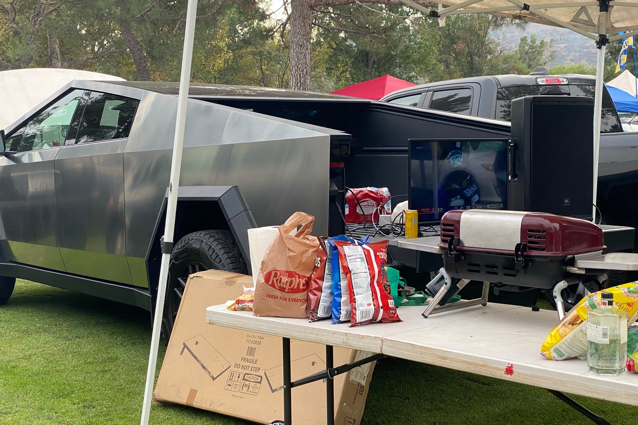 Tesla Cybertruck Tailgate Test 3.jpg