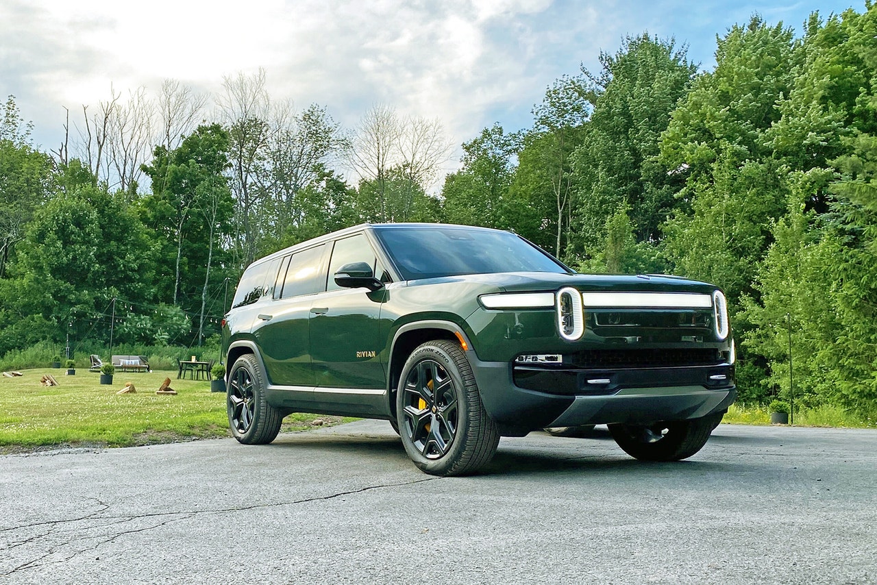 2022 Rivian R1S front three-quarters view