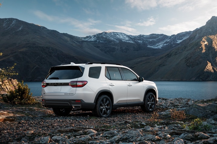 2025 Honda Pilot Black Edition rear