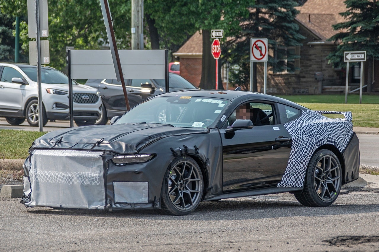 2026 Ford Mustang Shelby GT500 spy shots