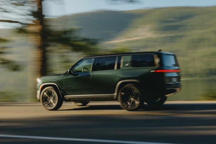2026 Rivian R1S Quad-Motor driving