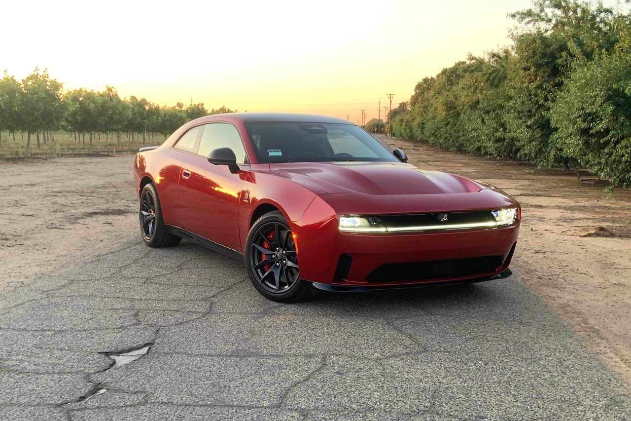 2024 Dodge Charger Daytona Scat Pack front 3/4