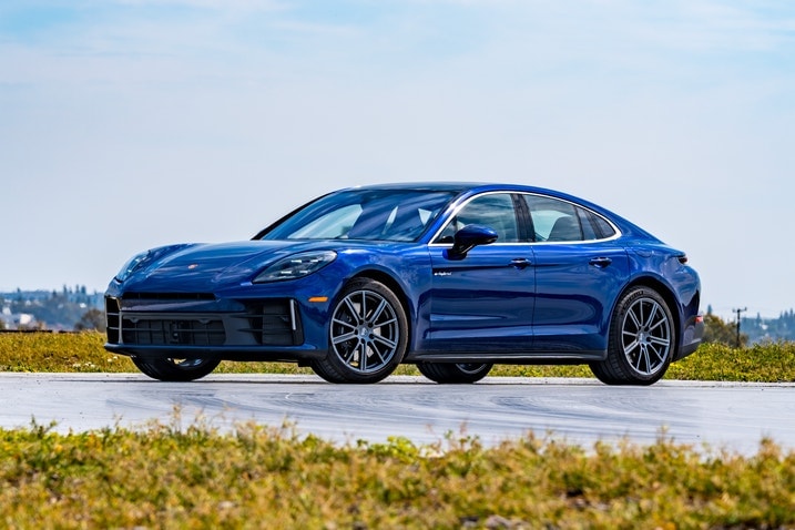 2025 Porsche Panamera 4 E-Hybrid front ¾ 