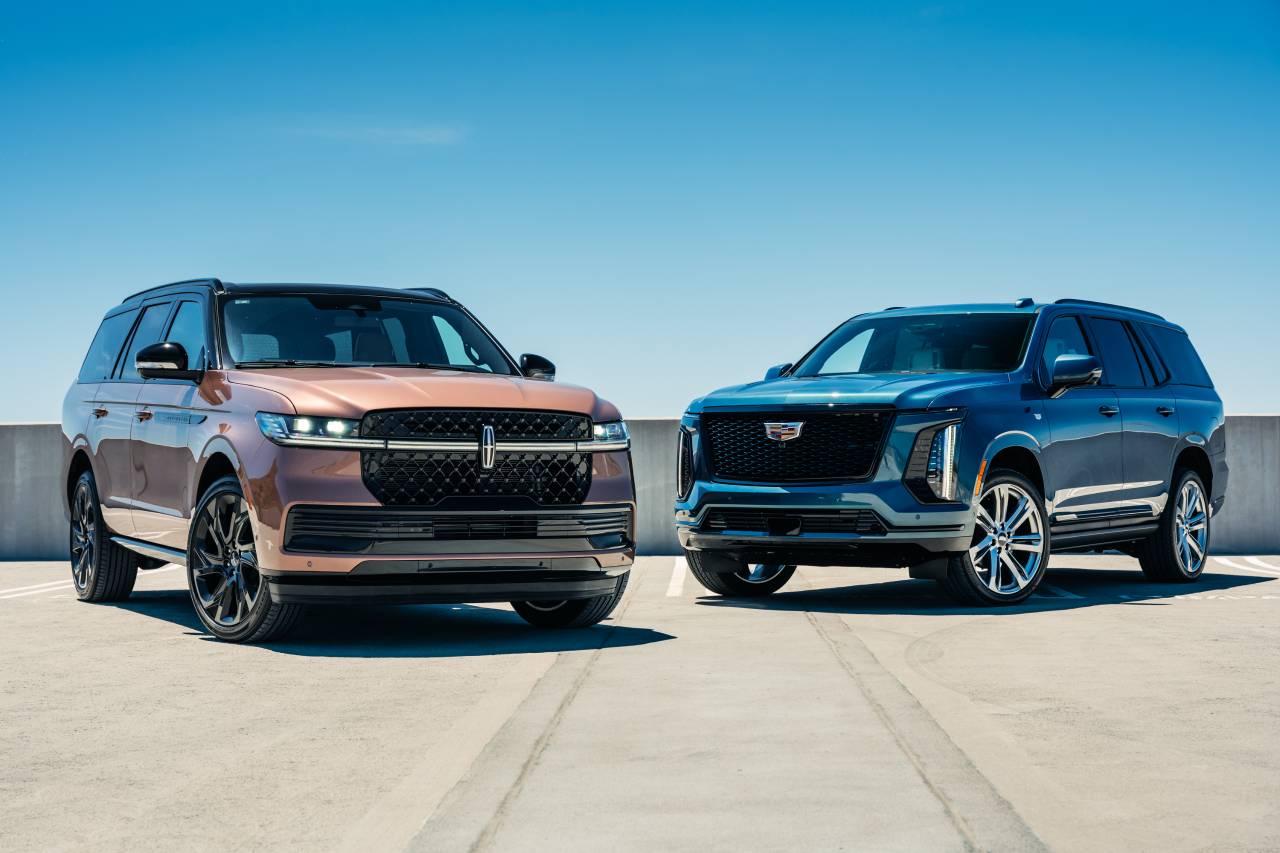2025 Cadillac Escalade vs Lincoln Navigator