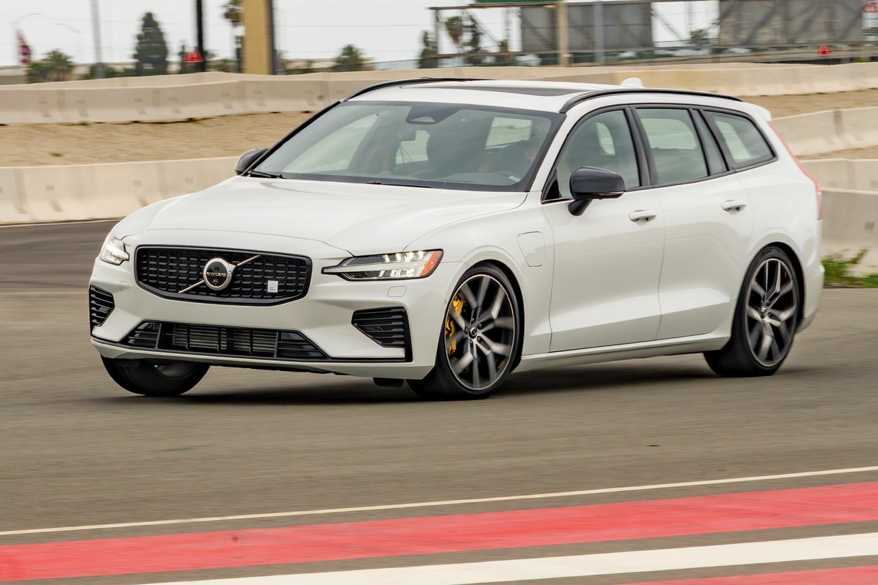 2025 Volvo V60 T8 Polestar Engineered action