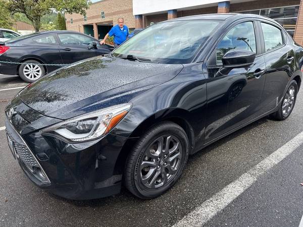Toyota Yaris with VIN: 3MYDLBYV1KY527091