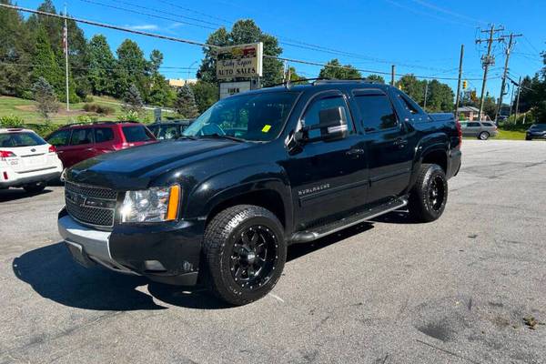 2011 Chevrolet Avalanche LT  Crew Cab