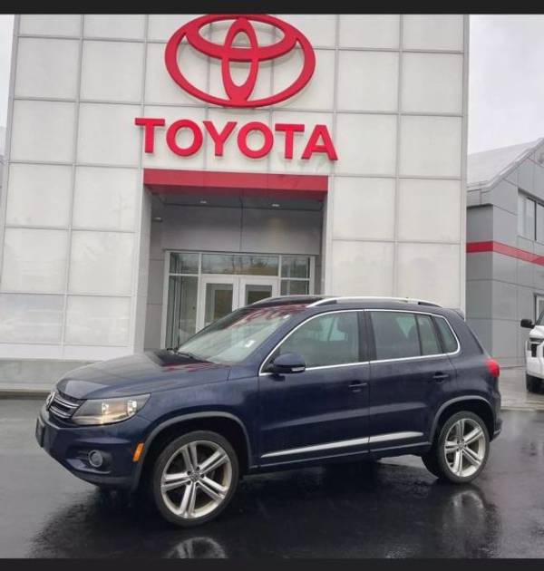 Volkswagen Tiguan with VIN: WVGBV7AXXGW611560