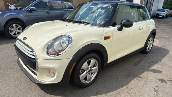 MINI Cooper with VIN: WMWXM5C57FT941618