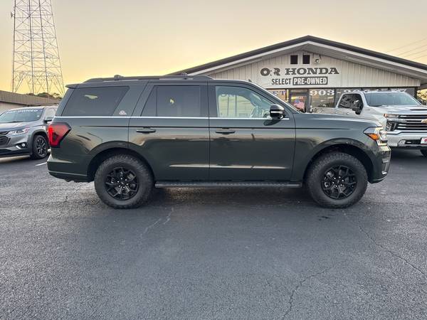 Ford Expedition with VIN: 1FMJU1RT7NEA24653