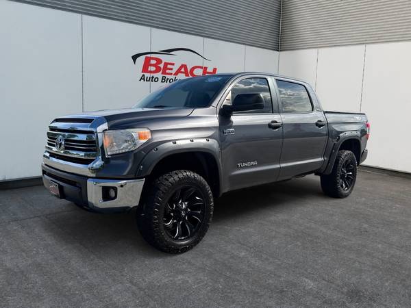 Toyota Tundra with VIN: 5TFDY5F19HX663027