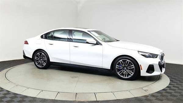BMW 5 Series with VIN: WBA63FJ02SCT77530